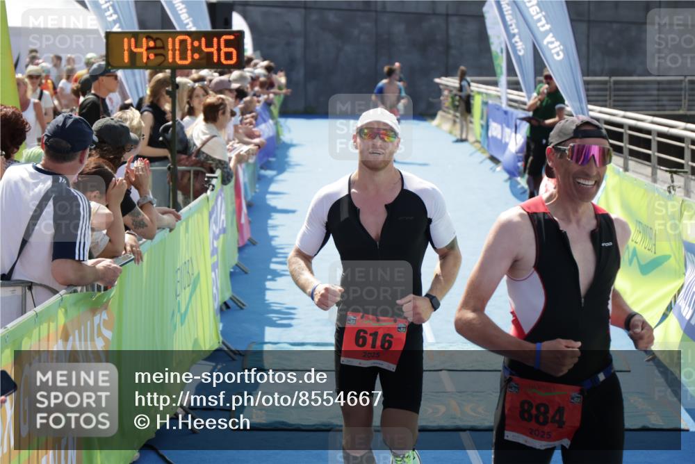 10.08.2025 - GEWOBA Citytriathlon Bremen H.Heesch http://msf.ph/oto/8554667 10.08.2025 14:10:49 Ziel 616, 884 meine-sportfotos.de