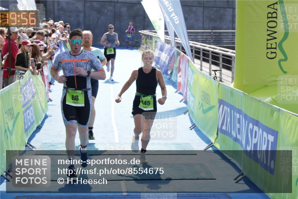 10.08.2025 - GEWOBA Citytriathlon Bremen H.Heesch http://msf.ph/oto/8554675 10.08.2025 15:20:00 Ziel 38, 88, 224, 238, 445 meine-sportfotos.de