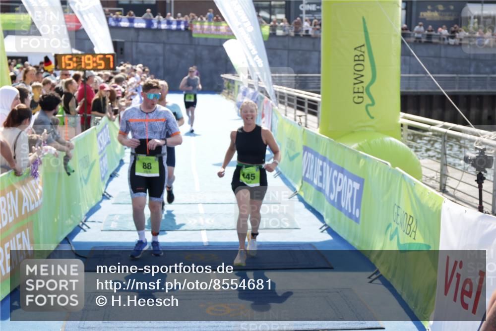 10.08.2025 - GEWOBA Citytriathlon Bremen H.Heesch http://msf.ph/oto/8554681 10.08.2025 15:20:01 Ziel 38, 88, 238, 445 meine-sportfotos.de