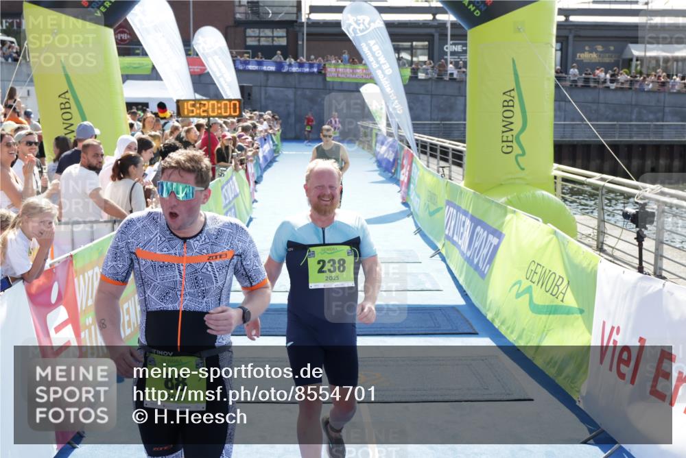 10.08.2025 - GEWOBA Citytriathlon Bremen H.Heesch http://msf.ph/oto/8554701 10.08.2025 15:20:04 Ziel 38, 88, 238, 445 meine-sportfotos.de