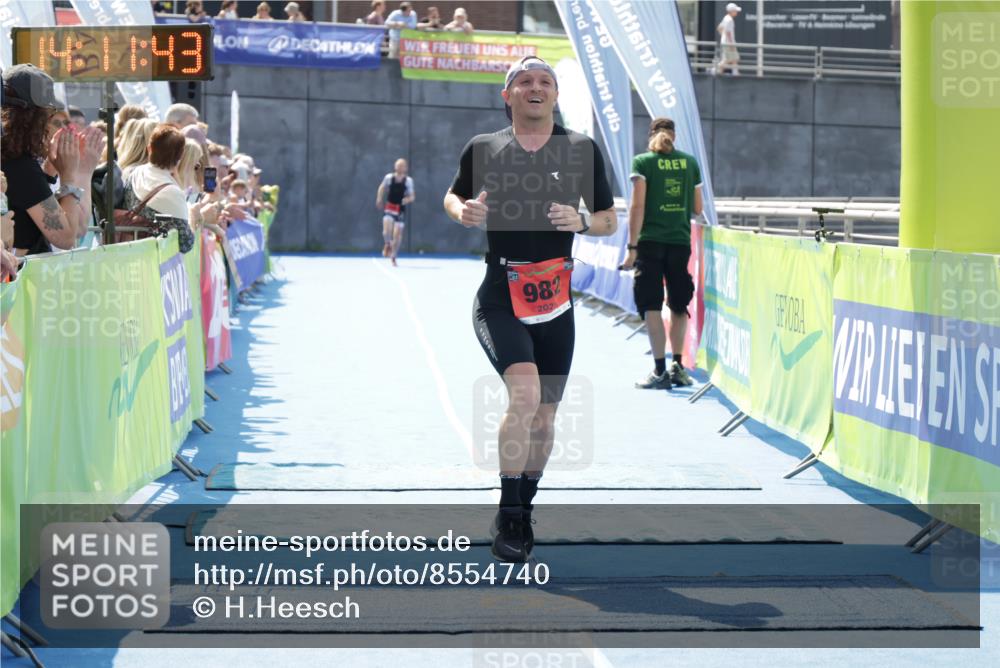 10.08.2025 - GEWOBA Citytriathlon Bremen H.Heesch http://msf.ph/oto/8554740 10.08.2025 14:11:46 Ziel 982 meine-sportfotos.de