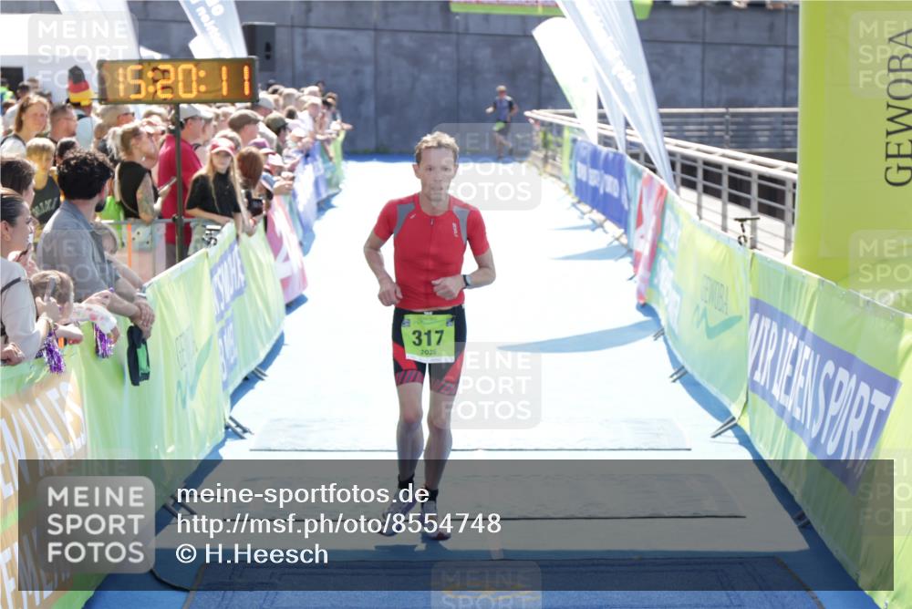 10.08.2025 - GEWOBA Citytriathlon Bremen H.Heesch http://msf.ph/oto/8554748 10.08.2025 15:20:15 Ziel 81, 317 meine-sportfotos.de