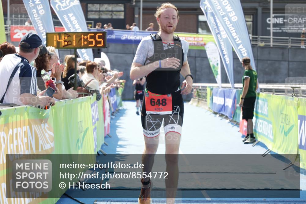 10.08.2025 - GEWOBA Citytriathlon Bremen H.Heesch http://msf.ph/oto/8554772 10.08.2025 14:11:59 Ziel 648 meine-sportfotos.de