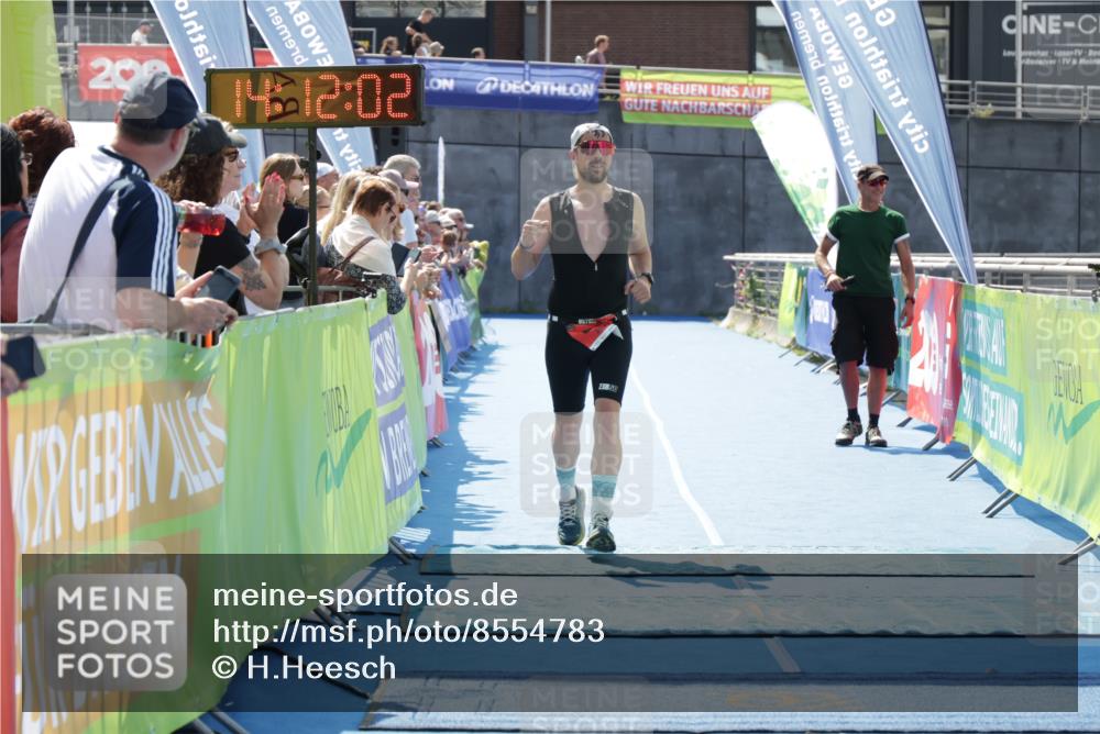 10.08.2025 - GEWOBA Citytriathlon Bremen H.Heesch http://msf.ph/oto/8554783 10.08.2025 14:12:05 Ziel 648, 806 meine-sportfotos.de