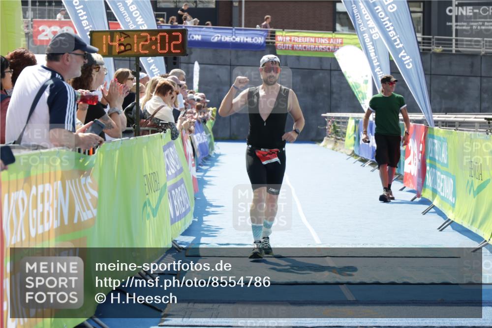 10.08.2025 - GEWOBA Citytriathlon Bremen H.Heesch http://msf.ph/oto/8554786 10.08.2025 14:12:06 Ziel 806 meine-sportfotos.de