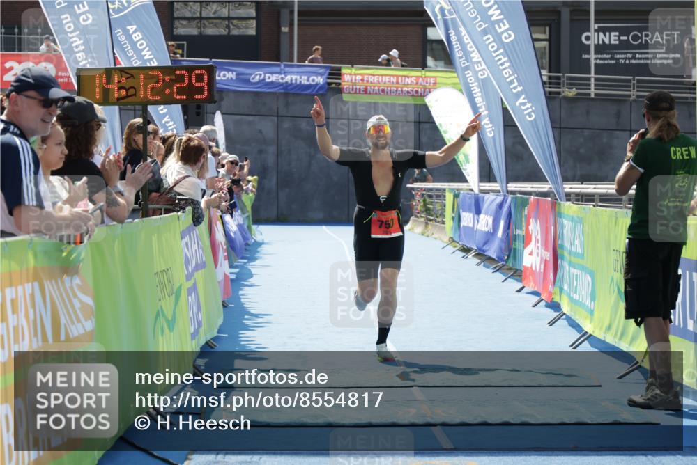 10.08.2025 - GEWOBA Citytriathlon Bremen H.Heesch http://msf.ph/oto/8554817 10.08.2025 14:12:33 Ziel 611, 745, 750 meine-sportfotos.de