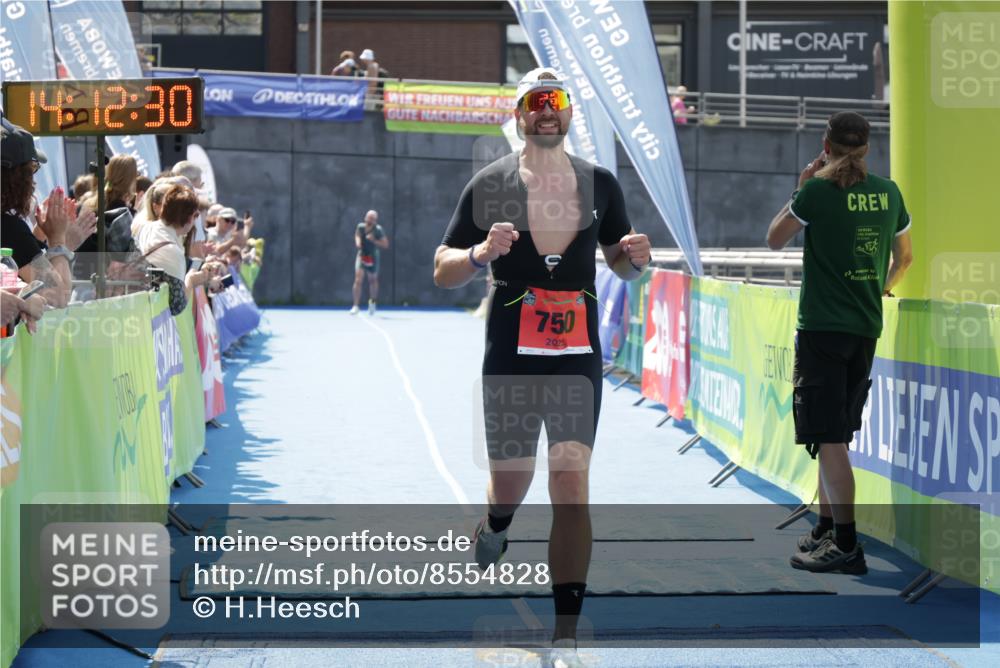 10.08.2025 - GEWOBA Citytriathlon Bremen H.Heesch http://msf.ph/oto/8554828 10.08.2025 14:12:34 Ziel 750 meine-sportfotos.de