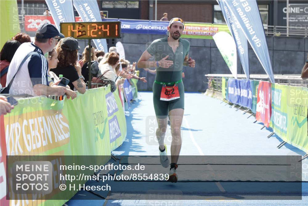 10.08.2025 - GEWOBA Citytriathlon Bremen H.Heesch http://msf.ph/oto/8554839 10.08.2025 14:12:45 Ziel 675, 822 meine-sportfotos.de