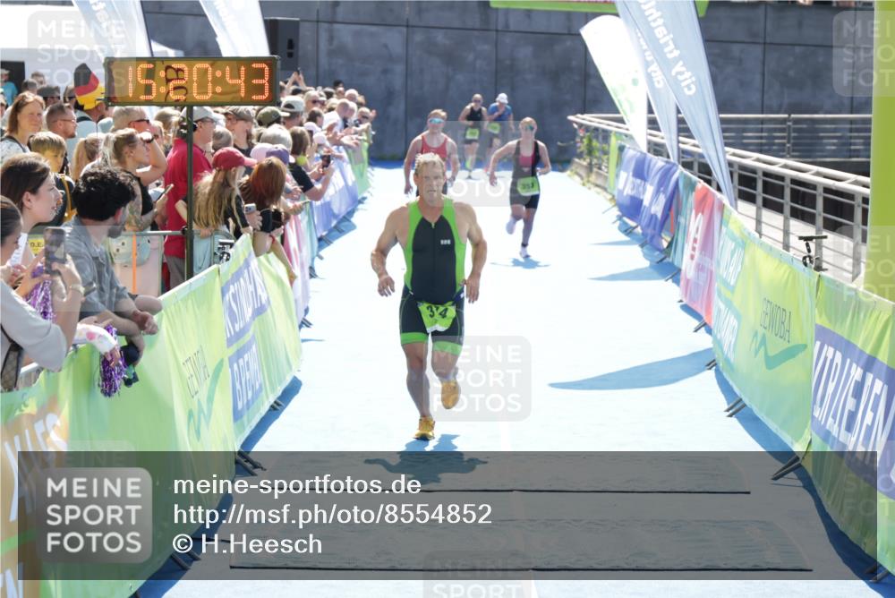 10.08.2025 - GEWOBA Citytriathlon Bremen H.Heesch http://msf.ph/oto/8554852 10.08.2025 15:20:47 Ziel 30, 69, 314, 353, 423 meine-sportfotos.de