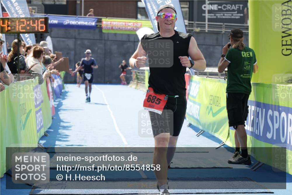 10.08.2025 - GEWOBA Citytriathlon Bremen H.Heesch http://msf.ph/oto/8554858 10.08.2025 14:12:50 Ziel 675, 685, 822, 1037 meine-sportfotos.de