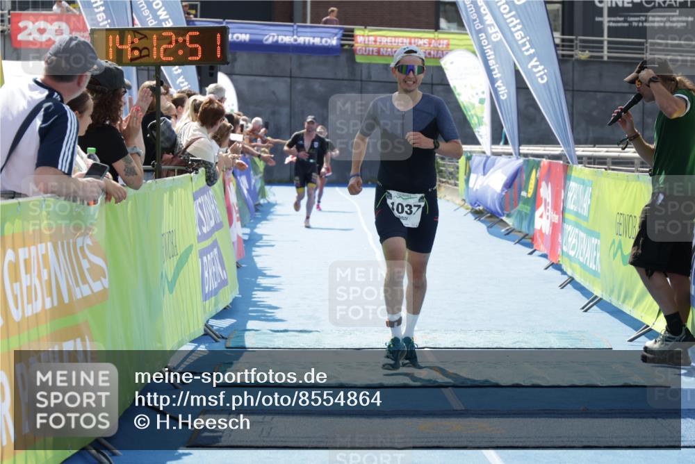 10.08.2025 - GEWOBA Citytriathlon Bremen H.Heesch http://msf.ph/oto/8554864 10.08.2025 14:12:55 Ziel 675, 685, 840, 1037 meine-sportfotos.de