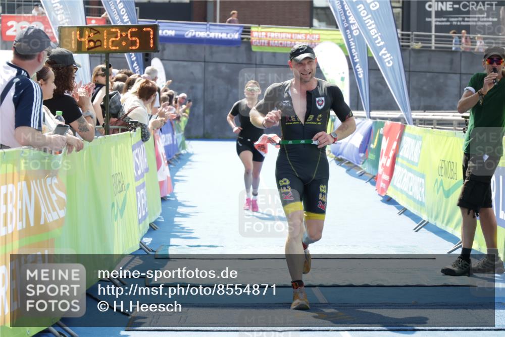 10.08.2025 - GEWOBA Citytriathlon Bremen H.Heesch http://msf.ph/oto/8554871 10.08.2025 14:13:00 Ziel 840, 950, 1037 meine-sportfotos.de