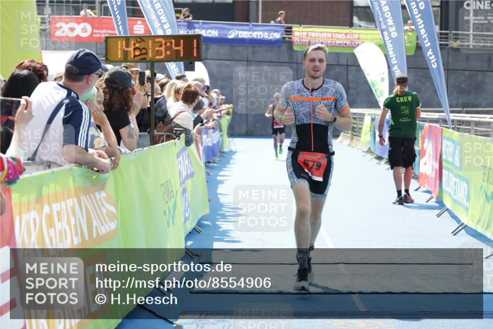 10.08.2025 - GEWOBA Citytriathlon Bremen H.Heesch http://msf.ph/oto/8554906 10.08.2025 14:13:44 Ziel 679 meine-sportfotos.de