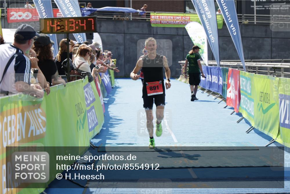 10.08.2025 - GEWOBA Citytriathlon Bremen H.Heesch http://msf.ph/oto/8554912 10.08.2025 14:13:51 Ziel 679, 891, 966 meine-sportfotos.de