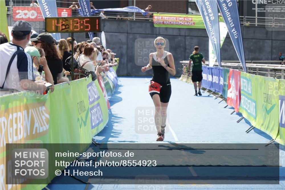 10.08.2025 - GEWOBA Citytriathlon Bremen H.Heesch http://msf.ph/oto/8554923 10.08.2025 14:13:55 Ziel 891, 966 meine-sportfotos.de
