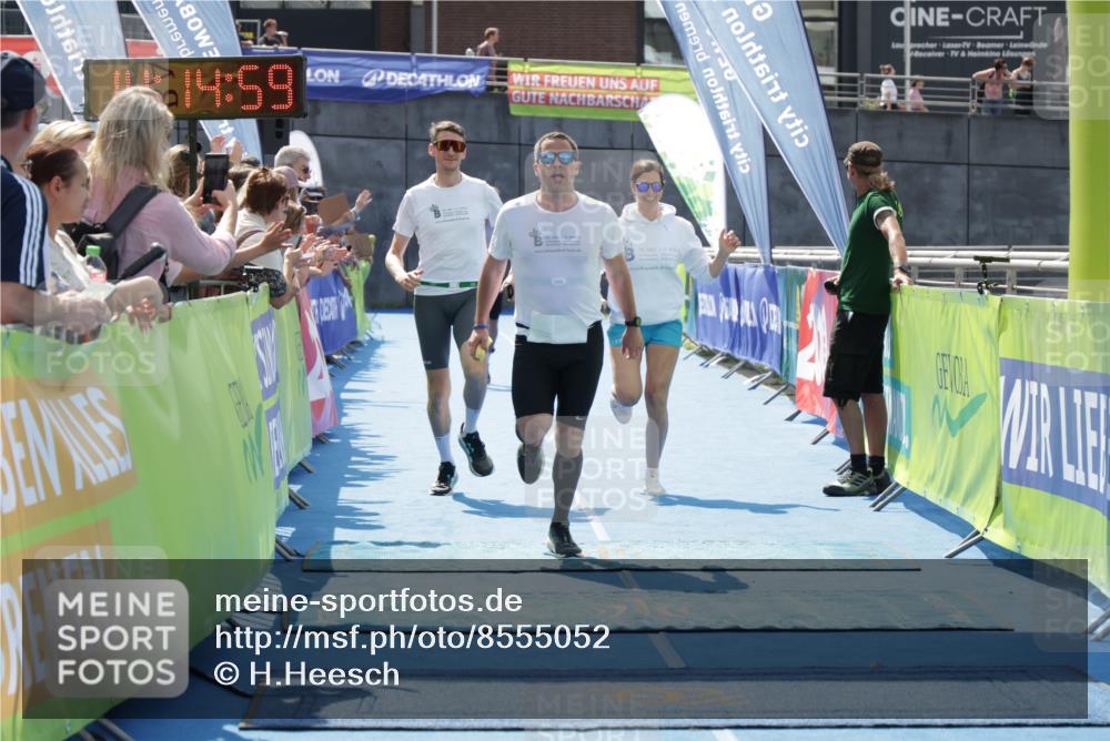 10.08.2025 - GEWOBA Citytriathlon Bremen H.Heesch http://msf.ph/oto/8555052 10.08.2025 14:15:02 Ziel 604, 642, 1029 meine-sportfotos.de