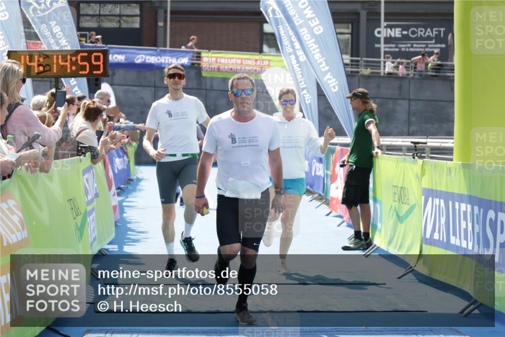 10.08.2025 - GEWOBA Citytriathlon Bremen H.Heesch http://msf.ph/oto/8555058 10.08.2025 14:15:03 Ziel 604, 642, 1029 meine-sportfotos.de