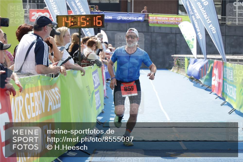10.08.2025 - GEWOBA Citytriathlon Bremen H.Heesch http://msf.ph/oto/8555097 10.08.2025 14:15:19 Ziel 859 meine-sportfotos.de
