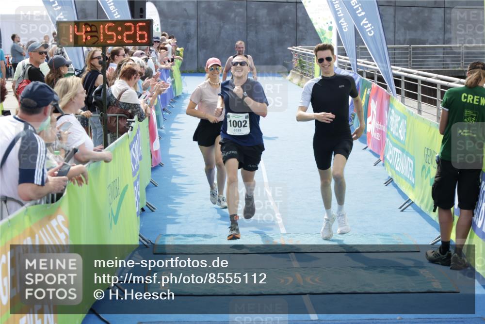 10.08.2025 - GEWOBA Citytriathlon Bremen H.Heesch http://msf.ph/oto/8555112 10.08.2025 14:15:30 Ziel 833, 1002 meine-sportfotos.de