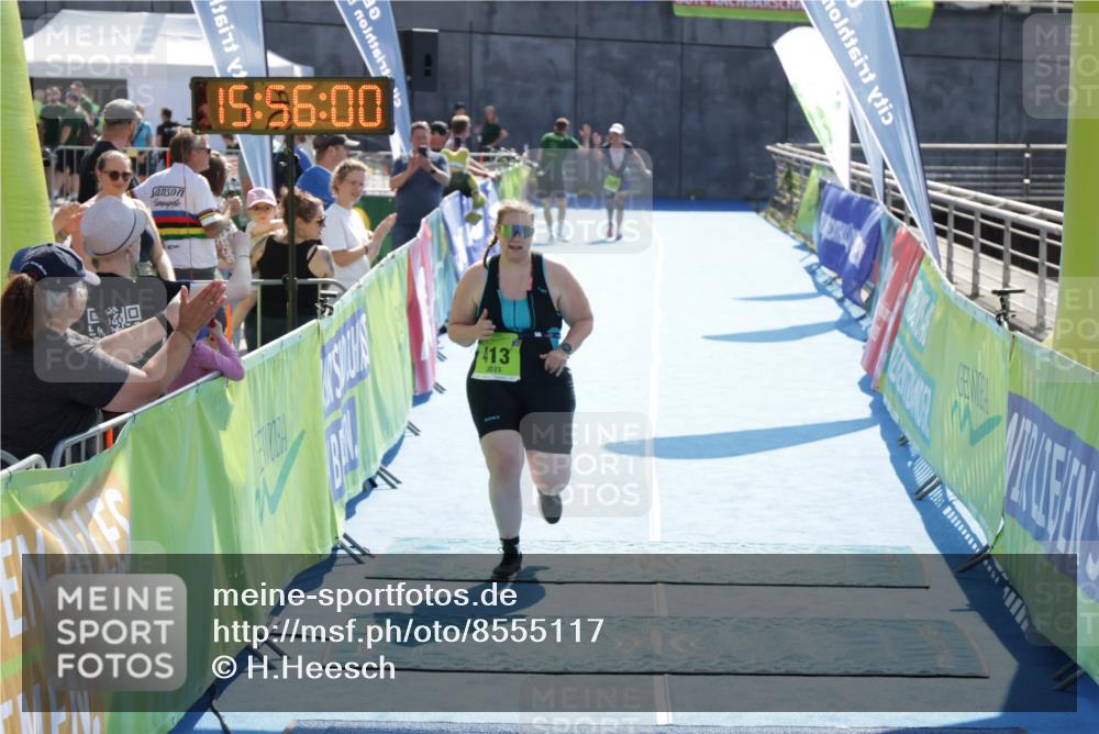 10.08.2025 - GEWOBA Citytriathlon Bremen H.Heesch http://msf.ph/oto/8555117 10.08.2025 15:56:04 Ziel 413 meine-sportfotos.de