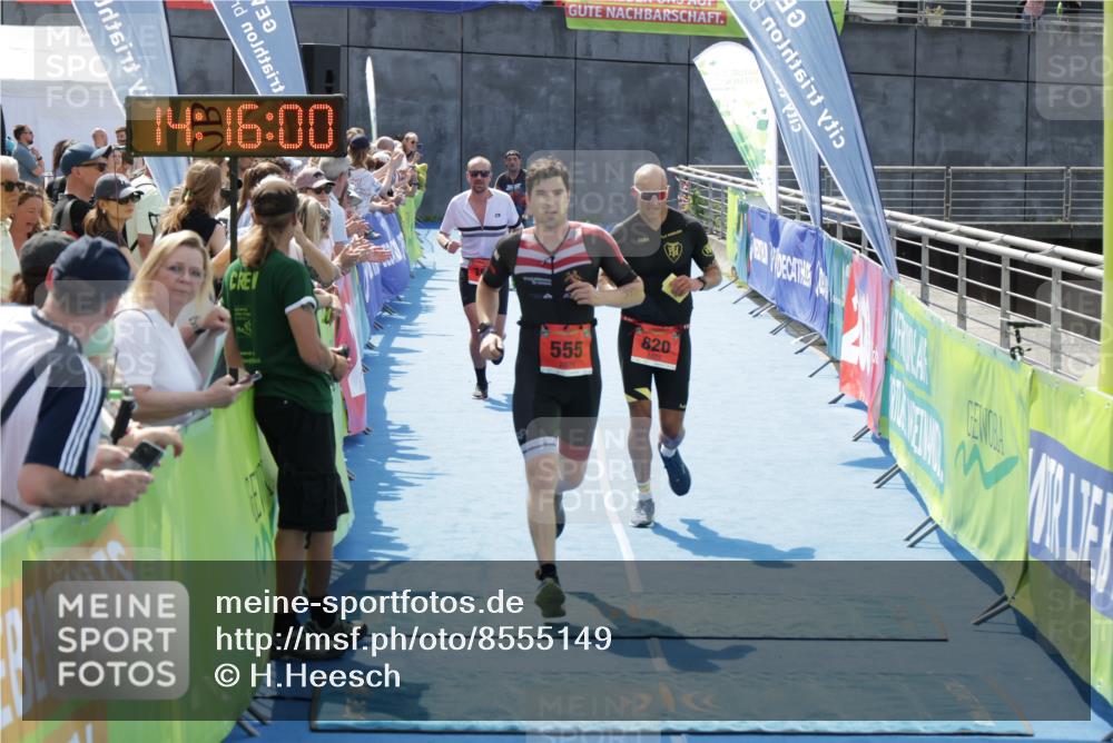 10.08.2025 - GEWOBA Citytriathlon Bremen H.Heesch http://msf.ph/oto/8555149 10.08.2025 14:16:03 Ziel 555, 687, 699, 783, 820 meine-sportfotos.de