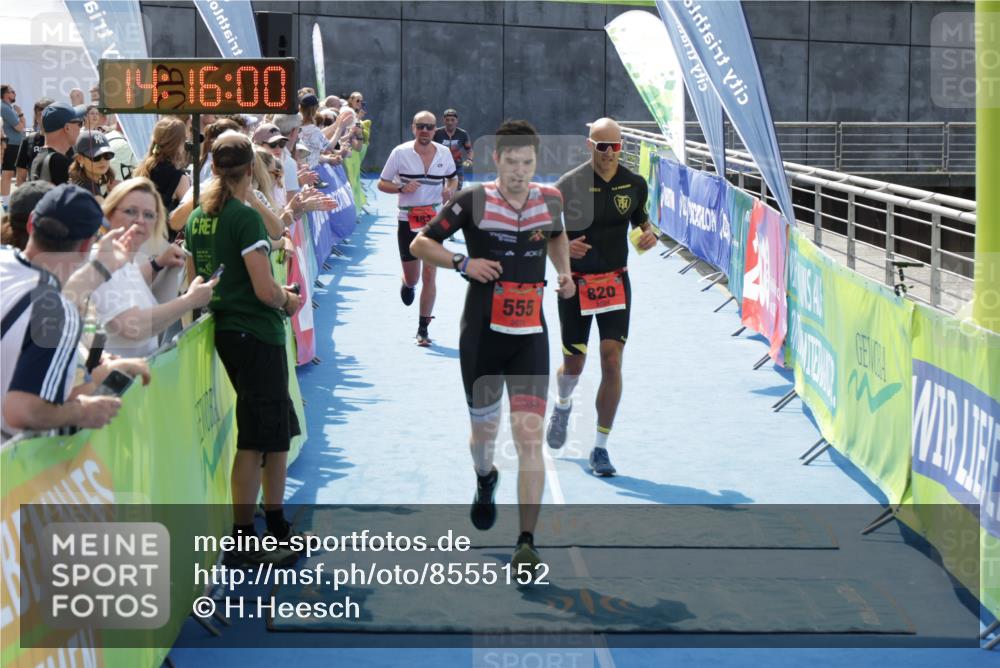 10.08.2025 - GEWOBA Citytriathlon Bremen H.Heesch http://msf.ph/oto/8555152 10.08.2025 14:16:04 Ziel 555, 687, 699, 783, 820 meine-sportfotos.de