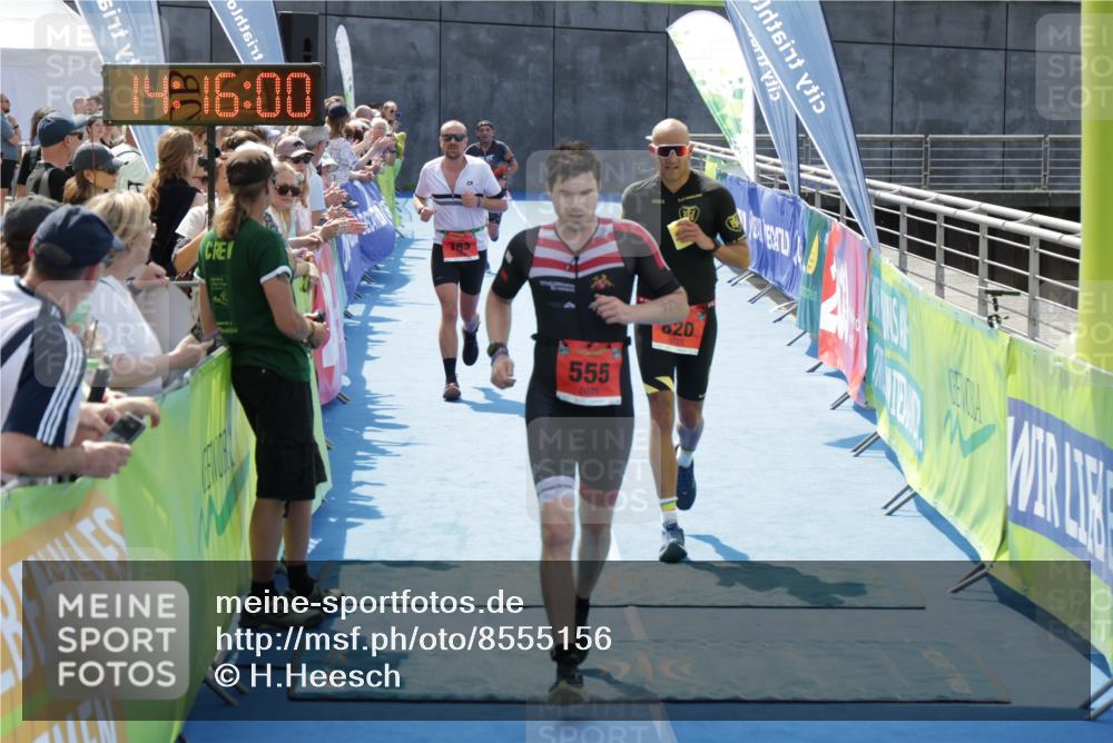 10.08.2025 - GEWOBA Citytriathlon Bremen H.Heesch http://msf.ph/oto/8555156 10.08.2025 14:16:04 Ziel 555, 687, 699, 783, 820 meine-sportfotos.de
