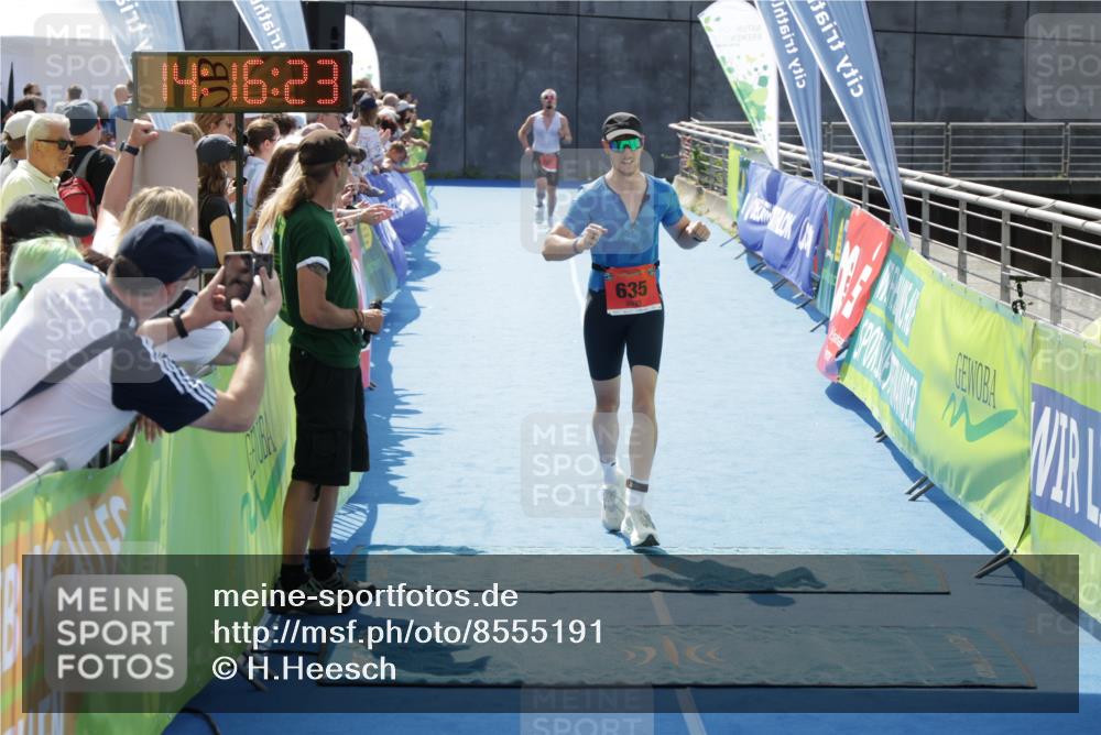 10.08.2025 - GEWOBA Citytriathlon Bremen H.Heesch http://msf.ph/oto/8555191 10.08.2025 14:16:27 Ziel 635 meine-sportfotos.de