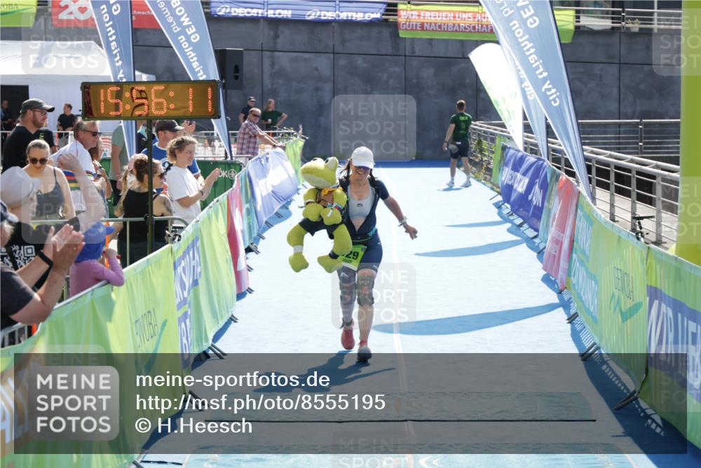 10.08.2025 - GEWOBA Citytriathlon Bremen H.Heesch http://msf.ph/oto/8555195 10.08.2025 15:56:15 Ziel 529 meine-sportfotos.de