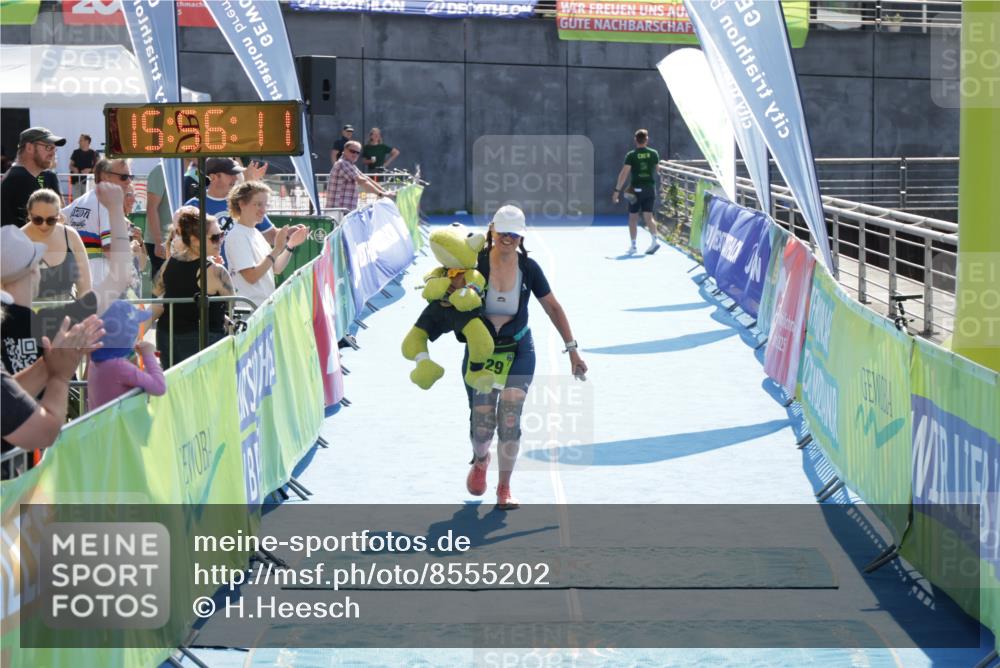 10.08.2025 - GEWOBA Citytriathlon Bremen H.Heesch http://msf.ph/oto/8555202 10.08.2025 15:56:15 Ziel 529 meine-sportfotos.de