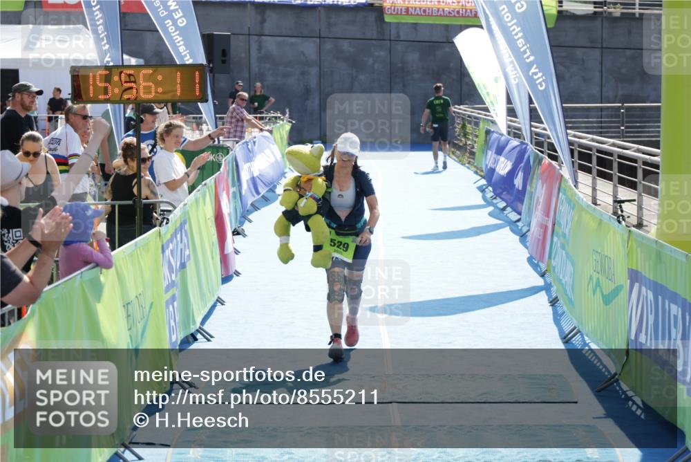 10.08.2025 - GEWOBA Citytriathlon Bremen H.Heesch http://msf.ph/oto/8555211 10.08.2025 15:56:15 Ziel 529 meine-sportfotos.de
