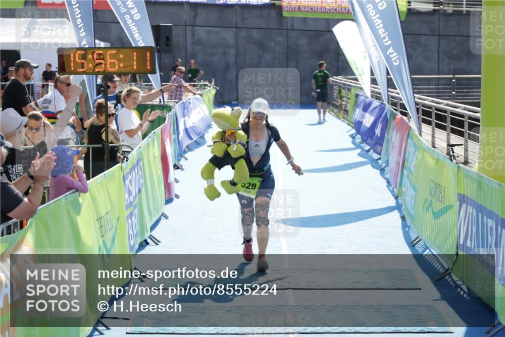 10.08.2025 - GEWOBA Citytriathlon Bremen H.Heesch http://msf.ph/oto/8555224 10.08.2025 15:56:16 Ziel 529 meine-sportfotos.de