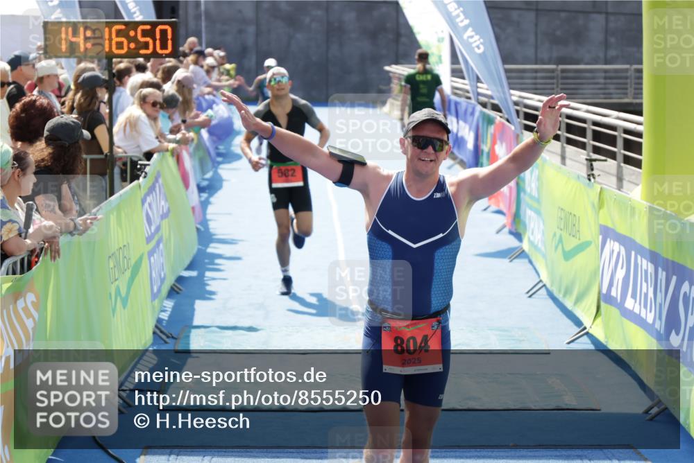 10.08.2025 - GEWOBA Citytriathlon Bremen H.Heesch http://msf.ph/oto/8555250 10.08.2025 14:16:54 Ziel 582, 804 meine-sportfotos.de