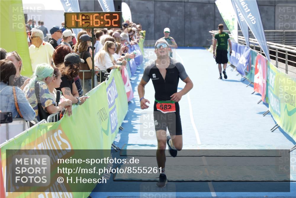 10.08.2025 - GEWOBA Citytriathlon Bremen H.Heesch http://msf.ph/oto/8555261 10.08.2025 14:16:55 Ziel 582, 804 meine-sportfotos.de