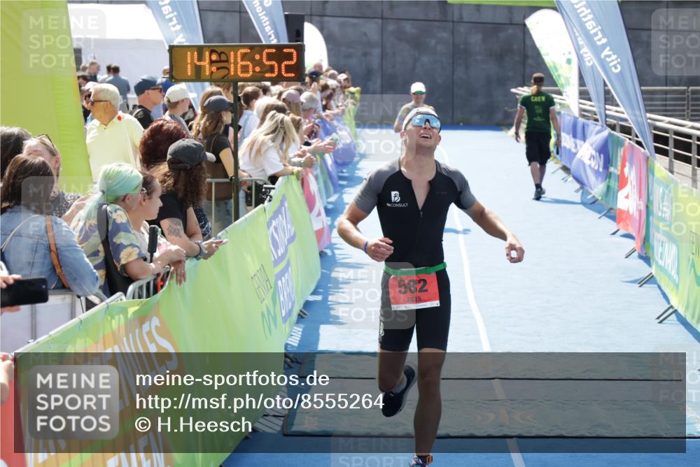 10.08.2025 - GEWOBA Citytriathlon Bremen H.Heesch http://msf.ph/oto/8555264 10.08.2025 14:16:55 Ziel 582, 804 meine-sportfotos.de