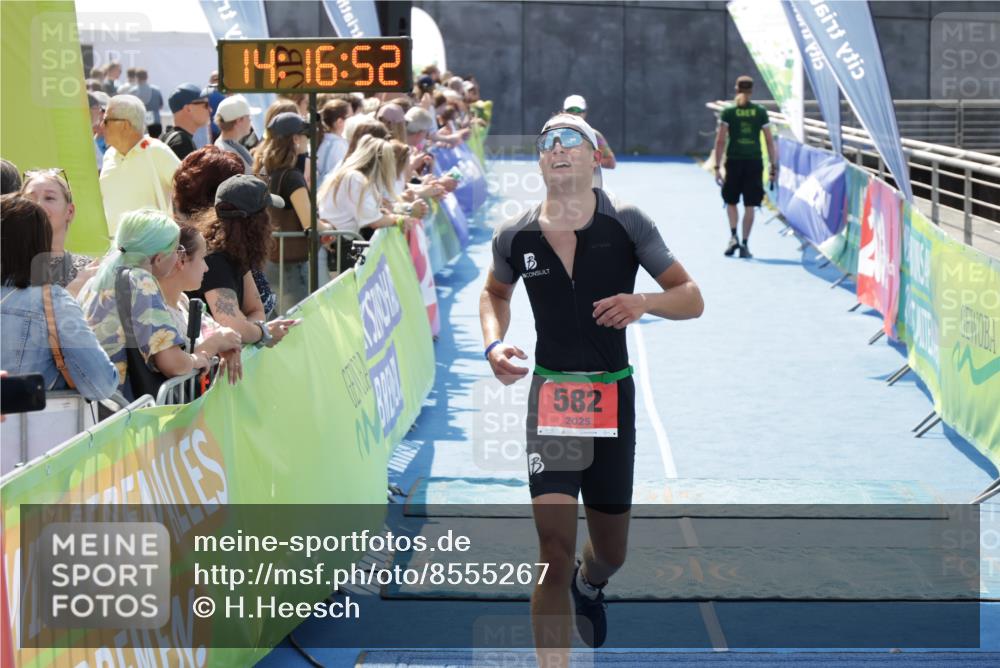 10.08.2025 - GEWOBA Citytriathlon Bremen H.Heesch http://msf.ph/oto/8555267 10.08.2025 14:16:56 Ziel 582, 804, 947 meine-sportfotos.de