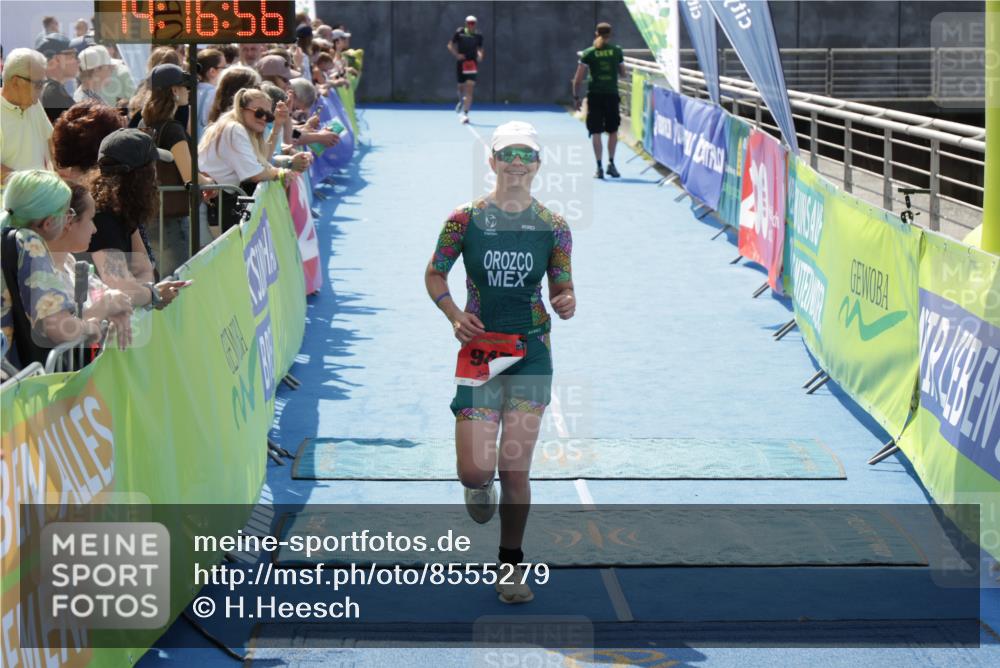 10.08.2025 - GEWOBA Citytriathlon Bremen H.Heesch http://msf.ph/oto/8555279 10.08.2025 14:17:00 Ziel 582, 804, 947 meine-sportfotos.de