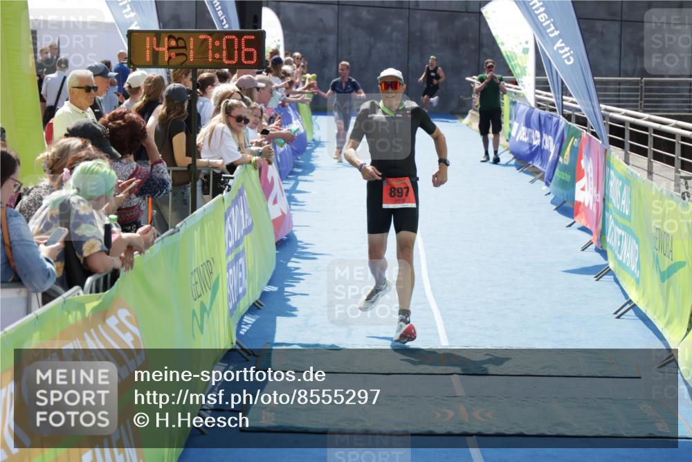 10.08.2025 - GEWOBA Citytriathlon Bremen H.Heesch http://msf.ph/oto/8555297 10.08.2025 14:17:10 Ziel 813, 897 meine-sportfotos.de