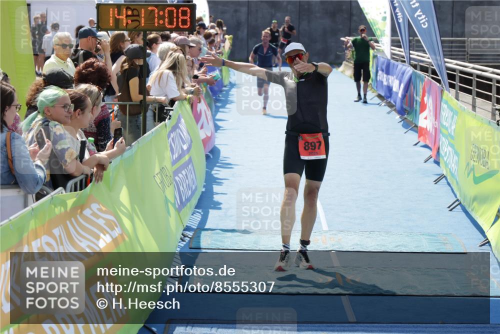 10.08.2025 - GEWOBA Citytriathlon Bremen H.Heesch http://msf.ph/oto/8555307 10.08.2025 14:17:11 Ziel 813, 897 meine-sportfotos.de
