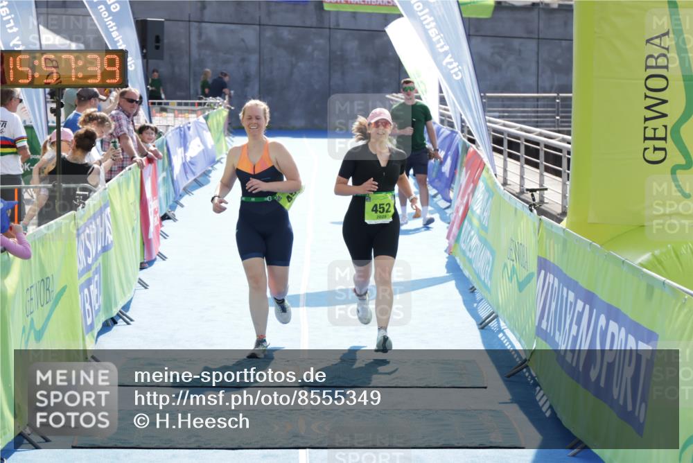 10.08.2025 - GEWOBA Citytriathlon Bremen H.Heesch http://msf.ph/oto/8555349 10.08.2025 15:57:43 Ziel 452, 454 meine-sportfotos.de
