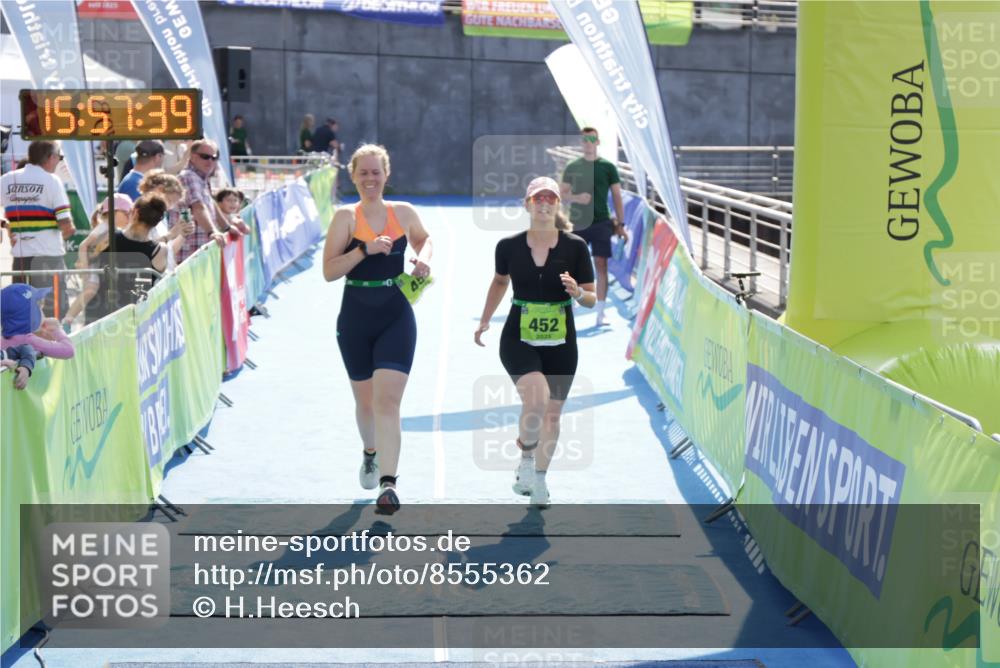 10.08.2025 - GEWOBA Citytriathlon Bremen H.Heesch http://msf.ph/oto/8555362 10.08.2025 15:57:44 Ziel 452, 454 meine-sportfotos.de