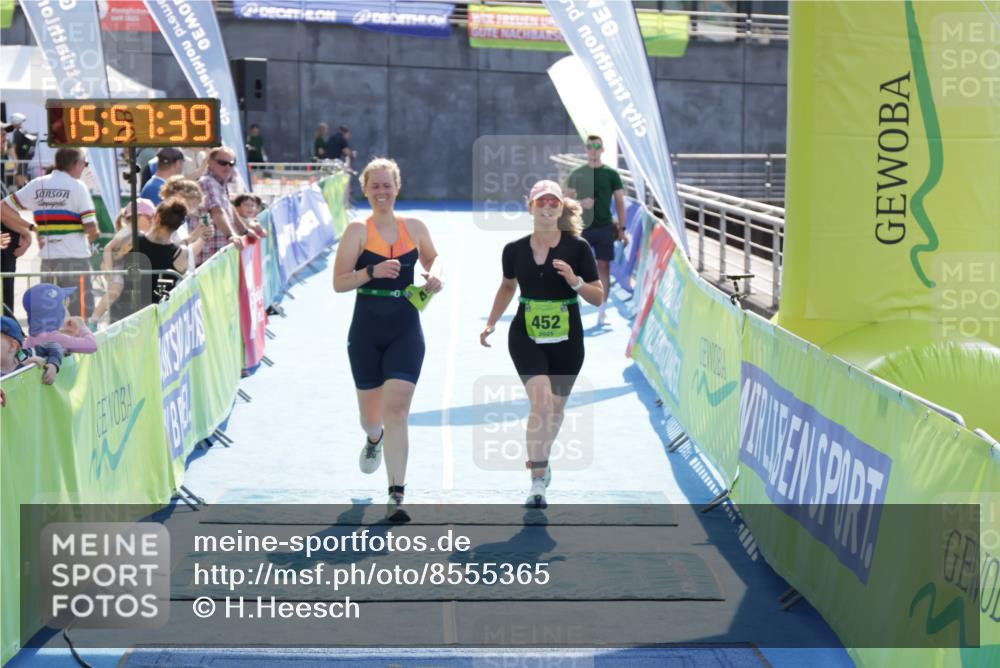 10.08.2025 - GEWOBA Citytriathlon Bremen H.Heesch http://msf.ph/oto/8555365 10.08.2025 15:57:44 Ziel 452, 454 meine-sportfotos.de