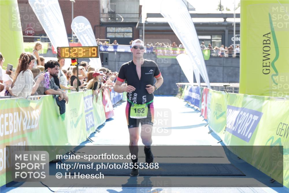 10.08.2025 - GEWOBA Citytriathlon Bremen H.Heesch http://msf.ph/oto/8555368 10.08.2025 15:23:23 Ziel 100, 162, 211 meine-sportfotos.de
