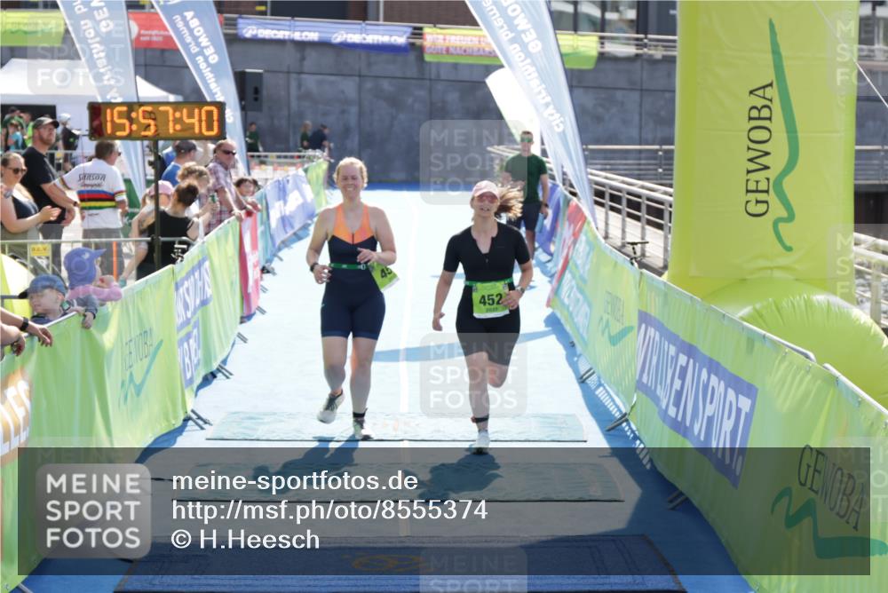 10.08.2025 - GEWOBA Citytriathlon Bremen H.Heesch http://msf.ph/oto/8555374 10.08.2025 15:57:44 Ziel 452, 454 meine-sportfotos.de
