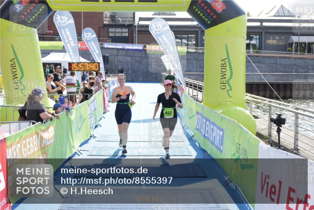 10.08.2025 - GEWOBA Citytriathlon Bremen H.Heesch http://msf.ph/oto/8555397 10.08.2025 15:57:44 Ziel 452, 454 meine-sportfotos.de