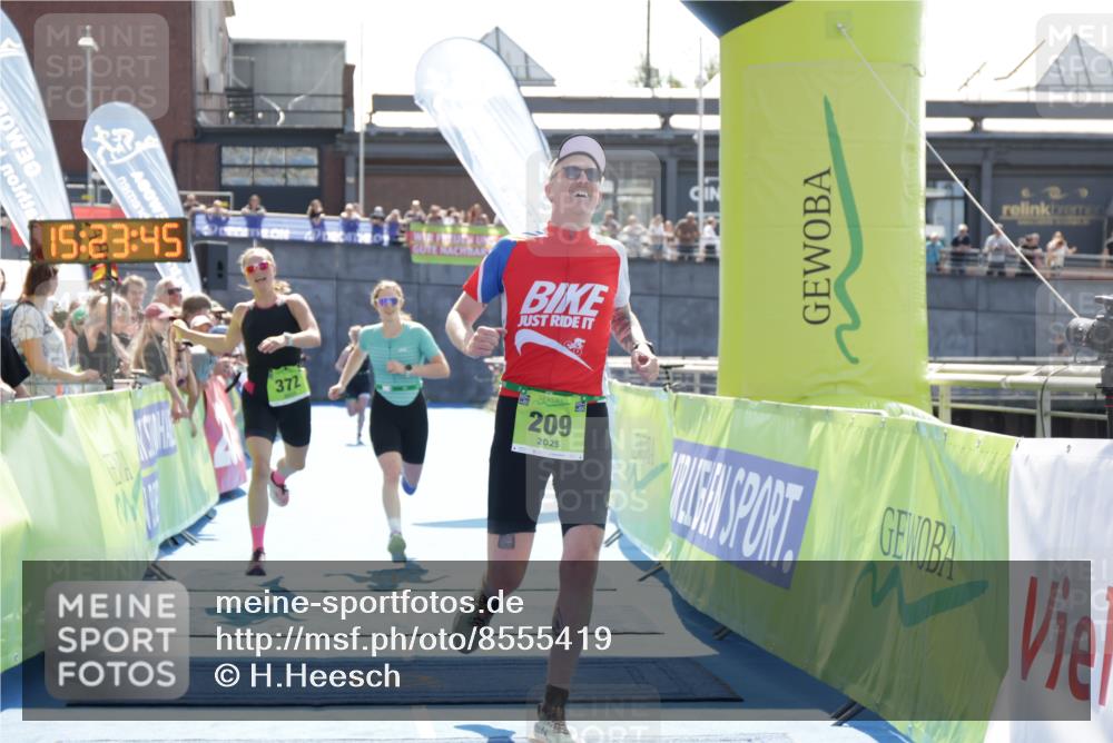 10.08.2025 - GEWOBA Citytriathlon Bremen H.Heesch http://msf.ph/oto/8555419 10.08.2025 15:23:49 Ziel 98, 209, 363, 372 meine-sportfotos.de