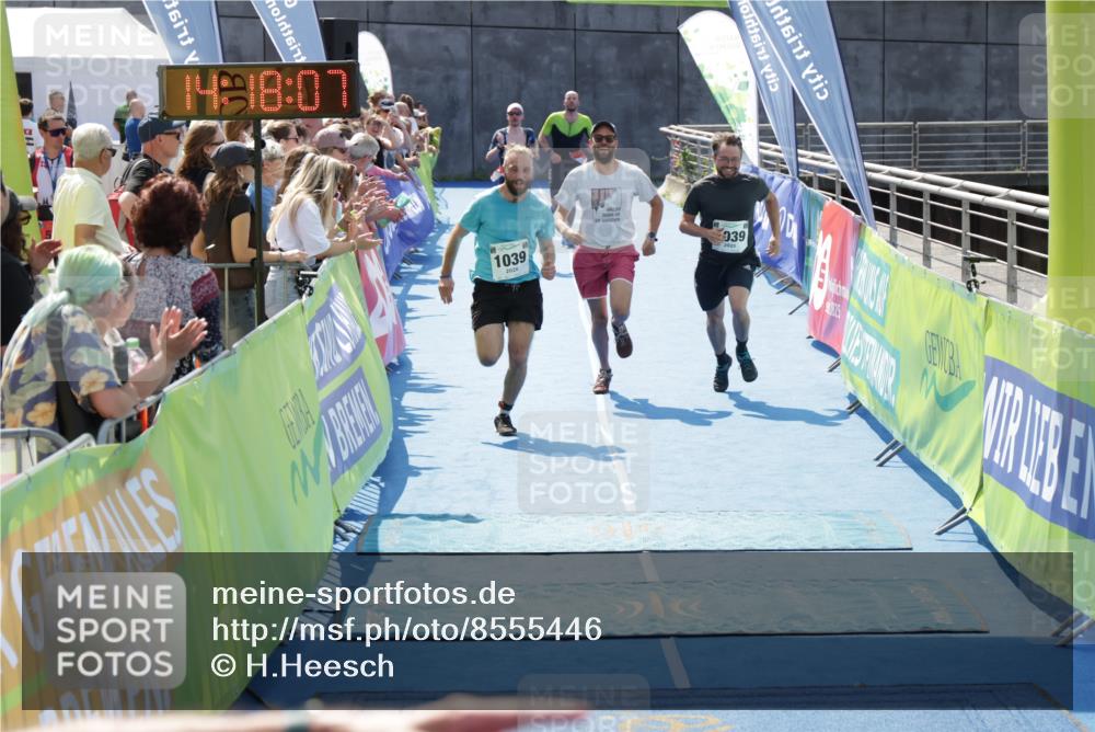 10.08.2025 - GEWOBA Citytriathlon Bremen H.Heesch http://msf.ph/oto/8555446 10.08.2025 14:18:11 Ziel 752, 759, 1039 meine-sportfotos.de