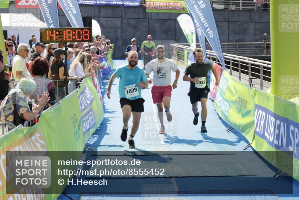 10.08.2025 - GEWOBA Citytriathlon Bremen H.Heesch http://msf.ph/oto/8555452 10.08.2025 14:18:11 Ziel 752, 759, 1039 meine-sportfotos.de