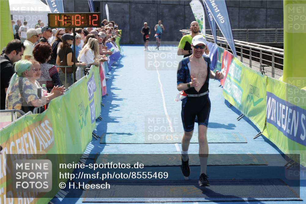 10.08.2025 - GEWOBA Citytriathlon Bremen H.Heesch http://msf.ph/oto/8555469 10.08.2025 14:18:16 Ziel 702, 752, 1039 meine-sportfotos.de