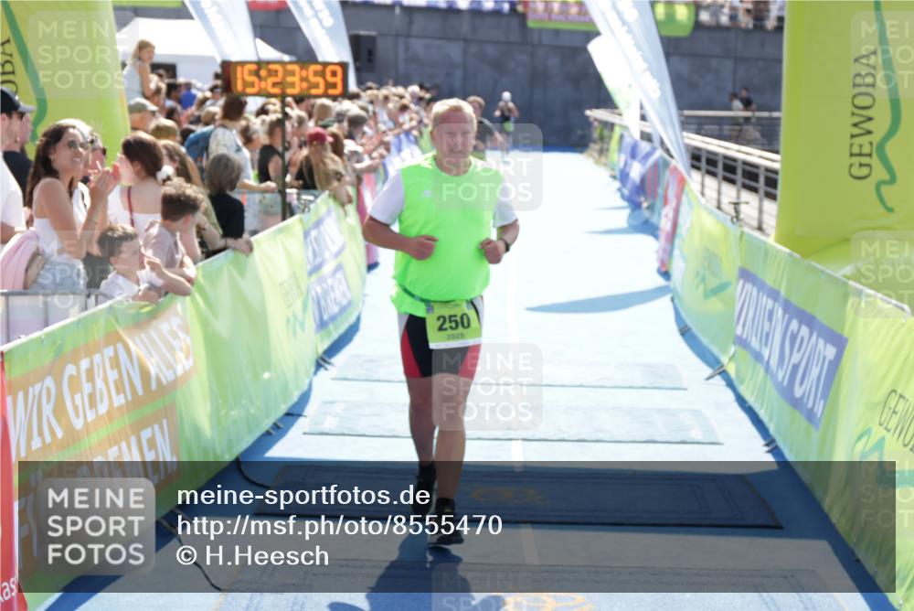 10.08.2025 - GEWOBA Citytriathlon Bremen H.Heesch http://msf.ph/oto/8555470 10.08.2025 15:24:03 Ziel 154, 250, 360 meine-sportfotos.de